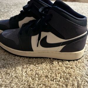 Nike Navy and White Sneakers Mid-Top Design